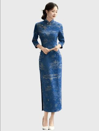 #上热门 秋冬氛围感拉满!这款中国风旗袍长裙太仙了,滚边低开衩设计显瘦遮肉,一城山水画上身,日常穿也超有气质。戳下方解锁你的优雅穿搭! #中国风 #旗袍穿搭 #秋冬连衣裙#时尚女装