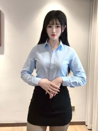 这件长袖衬衫真的太好看了,简约的设计,干净利落,非常适合职场白领穿搭,而且它还是纯色的基础款,可以搭配各种颜色的裤子或裙子,非常百搭,穿上它让你更加自信美丽。