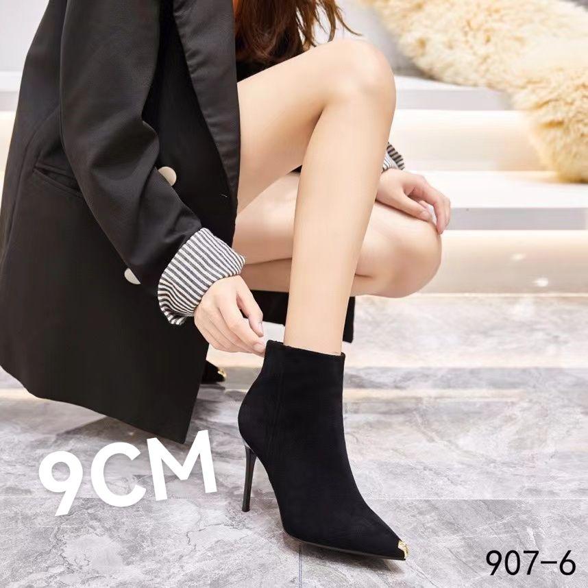 黑色绒面细跟短靴#御姐风穿搭 #尖头短靴女 #高跟鞋穿搭