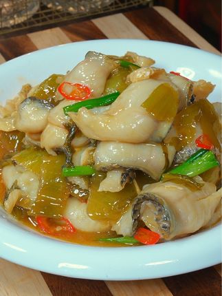 这是酸菜炒鱼片新吃法,鱼片鲜嫩入味,酸菜脆爽可口,真是营养好吃又下饭#炒酸菜 #炒鱼片 #酸菜炒鱼片 #家常菜 #下饭菜