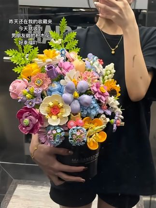 昨天还在我的收藏夹,今天就收到男朋友亲手做的积木花💐#仪式感不能少 #永生花 #积木花 #手工diy #送女友礼物