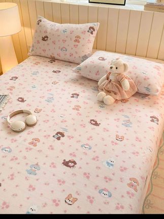 我一定要再发一遍视频,这个牛奶绒太舒服了,他虽然很厚实,躺在上面真的是太舒服了。