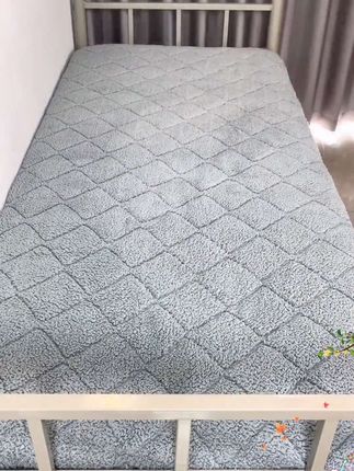 降温了,给孩子准备了加厚的羊羔绒床垫,绒绒的很暖和,躺在上面就像睡在云朵里一样舒服。它不仅保暖性能好,还非常透气,睡起来特别放松,有了它再也不怕孩子晚上睡觉冷了。#床垫 #床上用品 #加厚床垫
