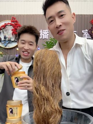 #明星代言 燕窝氨基酸蛋白霜使用方法,先用洗发水洗头,冲洗干净之后,把蛋白霜涂抹在头发上面,反复揉搓3分钟左右,用温水冲洗干净就可以了,经常使用改善毛躁护理发丝,头发越洗顺越洗越有光泽,不会用的姐妹俺这个方法去试试吧#顺发 #修复受损发质 #蛋白霜
