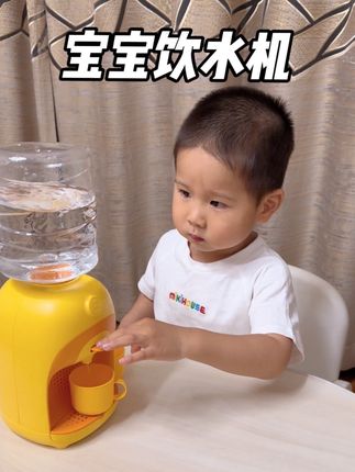 宝宝不爱喝水,老公买回来一个饮水机,今天坐那都喝好几桶了,都不带催的,还锻炼动手能力太喜欢了#宝宝喝水 #饮水机玩具 #让宝宝爱上喝水 #儿童玩具