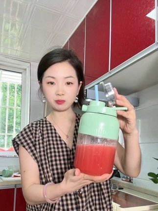 夏天到了,给家里整了个榨汁机,真的太方便了,可以随便榨点西瓜汁,或者早上榨点火龙果香蕉昔 ,真的超级好喝,1300毫升大容量款,32页刀头可以碎冰一大杯够一家人喝了,平时榨连蔬菜汁都可以,#榨汁机#榨汁机推荐#制造饮品#好物推荐🔥