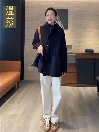 这个冬天,如果你需要一件羊毛大衣,那来看看这个柜上同款的经典耐看的款式,羊毛面料,连帽抽绳的设计,保暖又实用,宽松版型不挑身材,谁穿都好看。还是高级质感的暗扣设计,细节满满,不管是上班通勤还是日常休闲,都能轻松驾驭。有了这件羊毛大衣,这个冬天再也不怕冷了!#高级感穿搭 #轻奢女装 #时髦穿搭 #极简穿搭 #个性时尚穿搭