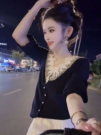 小香风洋气减龄上衣。#孟子义芭比粉版莎士比哑#徐璐琥珀系亮片裙贵气满满 #通勤穿搭如何摆脱土气感 #洋气百搭 #针织衫 跟着Winter学少女感老钱风