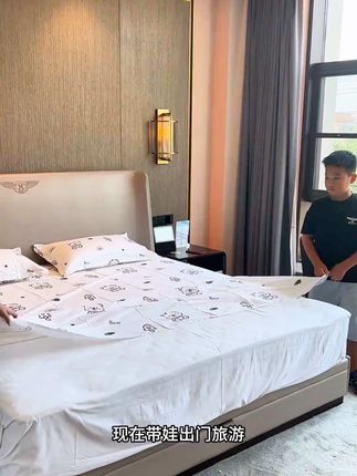 假期带孩子去旅游#带娃旅行 这个加厚的#一次性床单被套 要提前备好,酒店那么多人用过的东西真不敢想,这个打开直接用,放心省心#旅行攻略 #出门旅行 #出差旅行必备