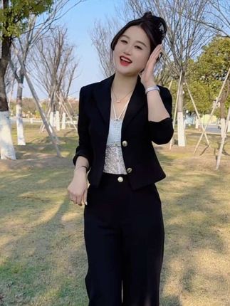 女人不需要很漂亮,有点气质就好 #高级感穿搭 #职场穿搭 #黑色系穿搭 #时尚套装 #气质套装