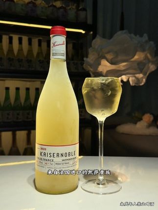 来自法国进口的凯萨贵族半甜白葡萄酒!一口就把我惊艳到了,精选优质长相思酿造,开瓶就是青苹果、山竹、菠萝的果香,入口清甜爽口像果肉在嘴里爆汁一样,不苦不涩酸甜平衡得恰到好处,不管是宅家小酌还是聚会微醺都特别合适!#葡萄酒 #强烈推荐 #半甜白葡萄酒 #女生喝的酒推荐 #微醺时刻