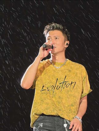 暴雨倾盆的广州演唱会,几万人一起淋雨,一起合唱#谢霆锋#谢霆锋广州演唱会#谢霆锋演唱会