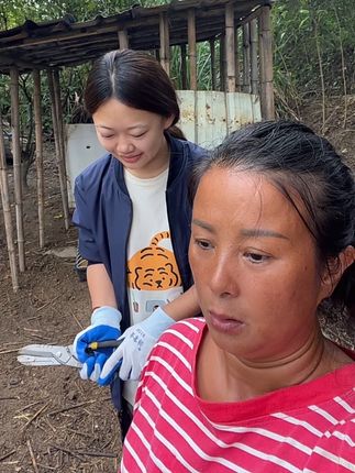 姐妹们今天修鸡圈、大鹅没地方睡觉了,等下陪小霞去街上,明天见