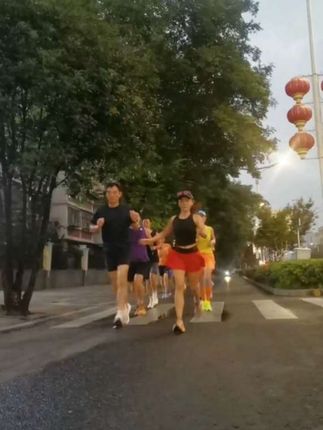 #文化广场跑团 晨跑黑虎山, 山下合影时,我忘记停表了😟,但是今天黑虎山上一口气跑完所有坡,还是感觉不错,今天跑完,这个月跑量还不足100😅