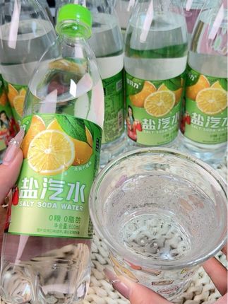 🥤雪芬力盐汽水来袭!柠檬味🍋超清爽,0糖0脂无负担,一口下去消暑解渴💦,夏日必备神饮!#雪芬力汽水 #0糖0脂饮品 #柠檬味汽水 #消暑解渴 #夏日清凉神器