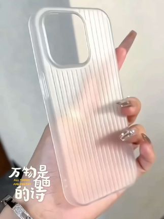 家人们!挖到宝了!这个飞虎胜的超薄瓦楞手机壳真的绝到我想给它磕头!半透磨砂的质感直接拉满,套在苹果15/16上像给手机穿了层"隐形战衣",原机的高级感一点不遮挡,反而多了层雾蒙蒙的温柔滤镜,拿在手里又滑又细腻,指纹?不存在的! #条纹手机壳 #简约设计 #质感手机壳 #生活美学 #好物分享