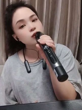 喜欢唱歌的朋友可以提一个,修声效果非常好,专治五音不全唱歌跑调的老铁😄😄😄#声卡话筒一体麦