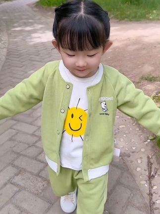 两岁的虎宝宝,终于选到了一款立秋外出穿的三件套了,不用再纠结怎么给宝宝#穿搭 打底外套都有了,棉料柔软穿着舒适上档次#萌娃穿搭