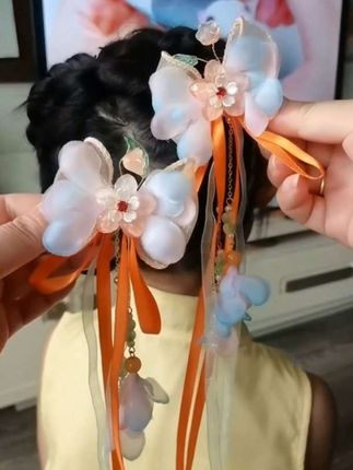 谁能拒绝这样的古风发饰?细腻的蝴蝶结藏着古典雅致,流苏轻摆间满是灵动。想象下小公主身着汉服,配着它走来的样子,仿佛从古代画卷里走出的小美人,温柔又好看#头饰发饰 #儿童发饰 #中国风发型 #汉服发饰 #古风发饰