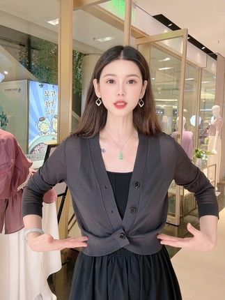 应直播间姐妹们的要求,系扣子的教程来啦。非常简单哦#高级感穿搭 #女装 #气质女神穿搭