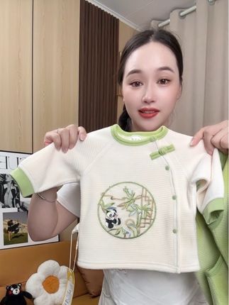 降温了,这种#双面绒的秋衣秋裤 快给宝贝安排上,软糯亲肤还是无骨缝制的,潮流的国风保暖又好看#高品质童装#保暖又好看 #婴幼儿服饰