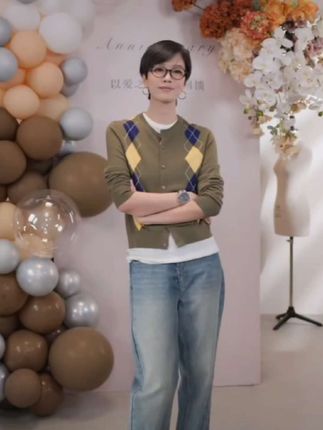 姐妹们菱格圆领撞色学院秋短袖针织开衫到货了,时尚百搭面料柔软舒适,喜欢的姐妹可以入手啦