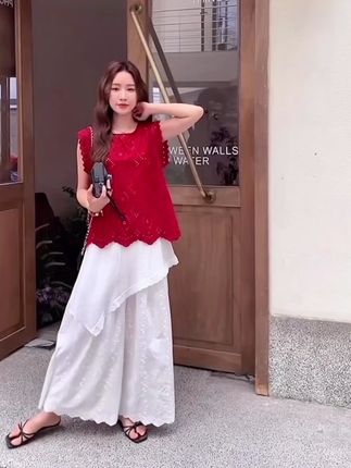 姐妹们都去穿这套慵懒松弛感套装!镂空蕾丝背心搭配绣花阔腿裤,真的太好看了!精致的绣花工艺和独特的镂空设计,细节感满满,宽松的版型还不挑身材!#高级感穿搭 #显高显瘦 #温柔风穿搭 #女人味穿搭 #优雅气质