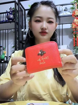 我每次出门都会带上这个小蜜蜂卡包,它的容量很大,可以装下各种大小不同的卡片,像常用的银行卡、身份证、驾驶证还有零钱都能放进去,一目了然,找起来很方便。而且它是这种皮面的,摸上去手感特别好,小小的一个放在包里也不占地方,真的太实用了!#自用好物推荐 #卡包