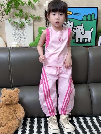 奶酷奶酷的女童工装小套装,上身时髦有范,条纹裤搭配背心设计感 满满!#春秋穿搭 #高品质童装 #女童套装 #潮童穿搭 #开学必备