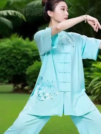 新买的亚麻太极服,穿上它练太极,感觉整个人都轻盈了。#国风服饰 #练功服#太极服 #中式美学服饰