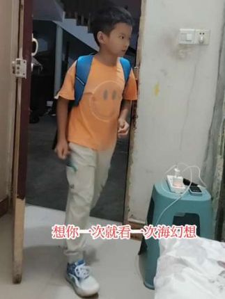 世间有许多东西,不是珍惜就能留住,有些人,有些事,无论你愿意不愿意,都在慢慢退出你的世界,退出你的生活,缘分像一本书,翻得太快会错过,读得认真又会流泪,我每天比谁都起床早,帮我妈妈穿袜子,做好一切了,我才去读书,妈妈我们一起加油!相信越来越好…