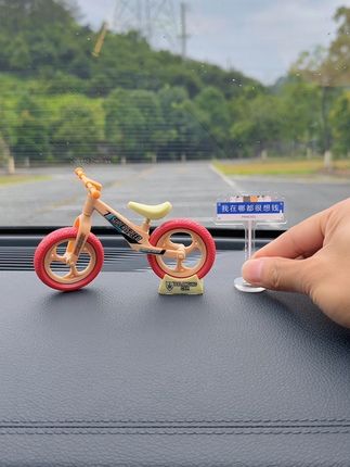 这个迷你单车加路牌摆在车里,家里办公室电脑电视机上都特别特别好看#车载摆件 #创意摆件