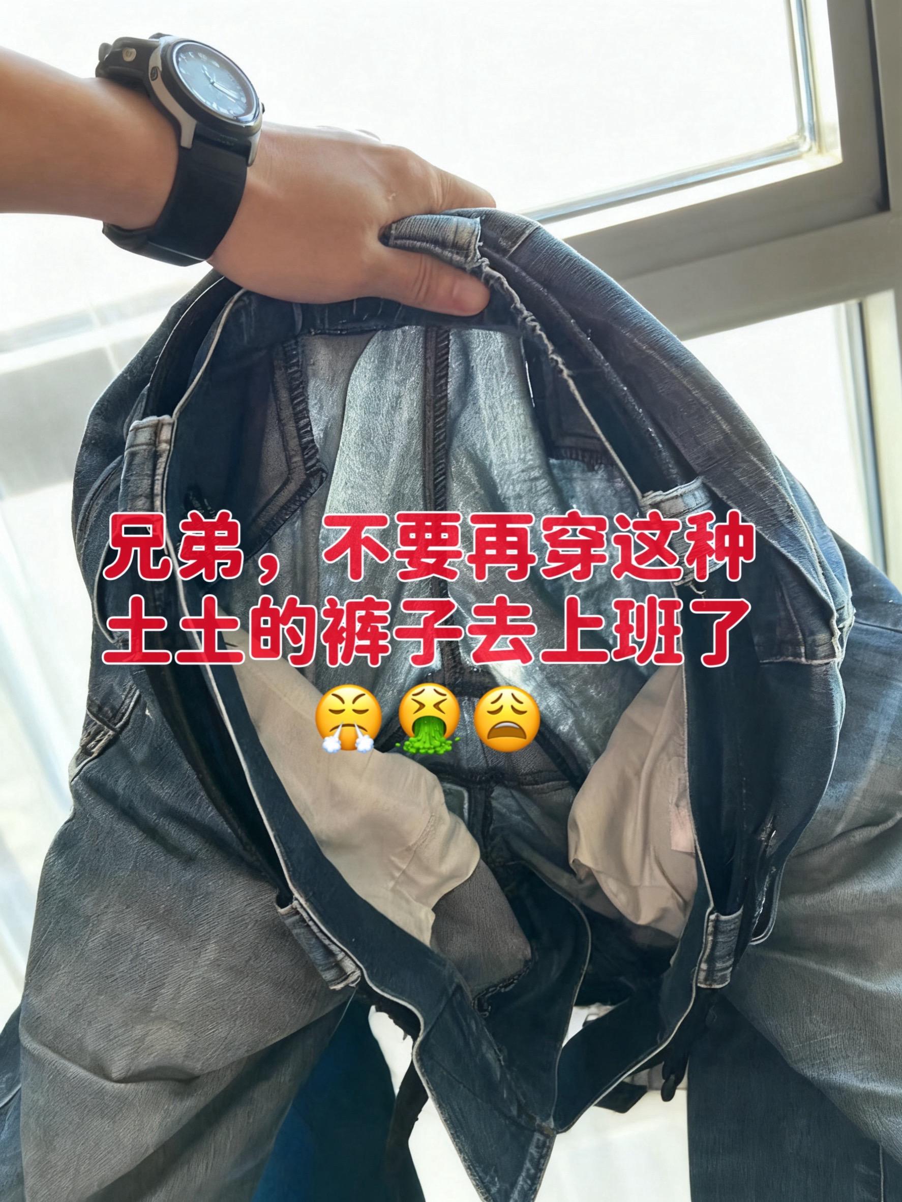 美式复古党狂喜!Entong做旧牛仔裤。家人们,Entong这条美式复古牛仔裤直接戳中高街心巴!做旧水洗工艺自带vintage滤镜,褪色纹理超有故事感,微喇版型修饰腿型,直筒宽松设计藏肉又随性,妥妥的伐木裤慵懒范儿。 面料挺括有质感,上身不软塌,走动间裤脚微喇摆动超有腔调。搭配工装靴是美式硬汉风,配帆布鞋秒变街头潮人,不管是叠穿oversize卫衣还是单搭短T,都能穿出高街vibe,复古党闭眼入不踩雷!#牛仔裤 #美式复古 #一周穿搭潮裤 #显瘦穿搭 #好穿又好搭 @抖加🔥上热门🔥dou+🔥热点宝 @DOU+上热门
