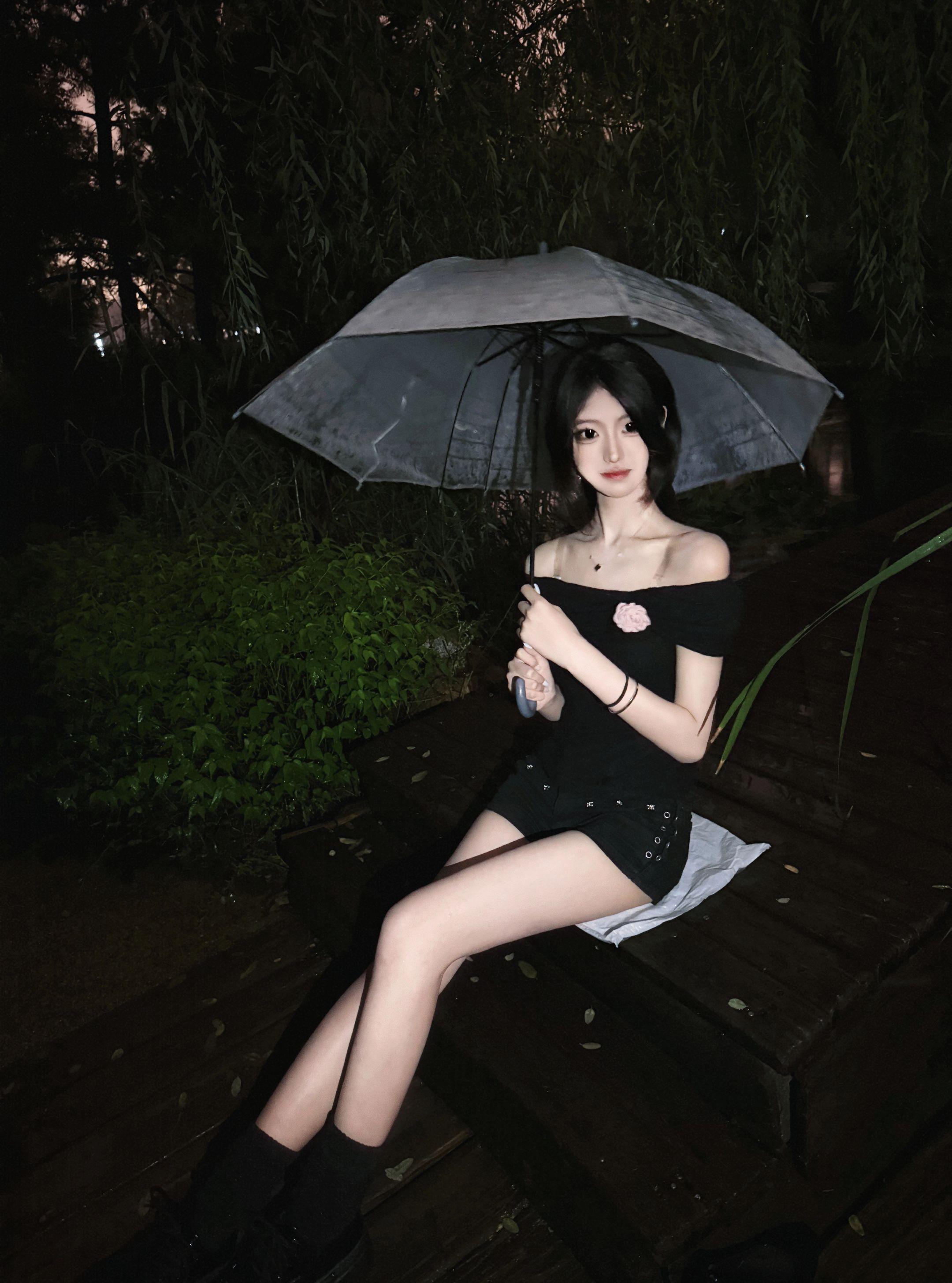 只要我足够像她 你就会爱我了吗#雨天 #处女座 #ootd穿搭 #氛围感