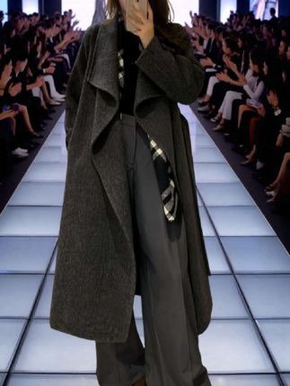 这款双面羊毛大衣,版型大气,长款设计增添气场。色调经典百搭,双面羊毛材质,质感软糯且保暖性佳。大翻领结合独特的衣襟造型,简约又具设计感,腰带可自由调节,勾勒身形。搭配同色系内搭与阔腿裤,适配时装秀场等场合,轻松打造高级感时尚氛围,尽显优雅干练风格 。#秋冬新款外套 #双面羊毛大衣 #高级感穿搭 #穿搭要显贵抽象版 #毫不费力地打开初秋穿搭