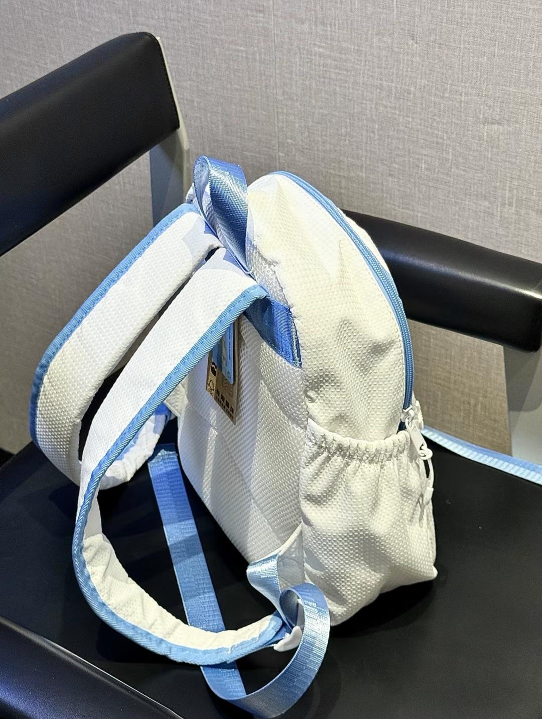 我尊嘟拒绝不了介个mini环保小书包🎒。也是拥有啦环保小书包啦 蓝白配色敲敲清新耶 包包都正面还有美式复古印花 别看它小小一个 其实可能装了 出去玩或者上学背它都还蛮不错的 #FINITELOOP有限循环 #双肩包 #ootd穿搭 #双肩包推荐 #美包分享