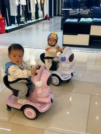 爸爸给宝宝全款安排了这个#儿童电动车,遥控自驾都可以,还有灯光音乐古诗,出门回头率超高#平衡车#宝宝遥控车#太空人平衡车@巨量千川