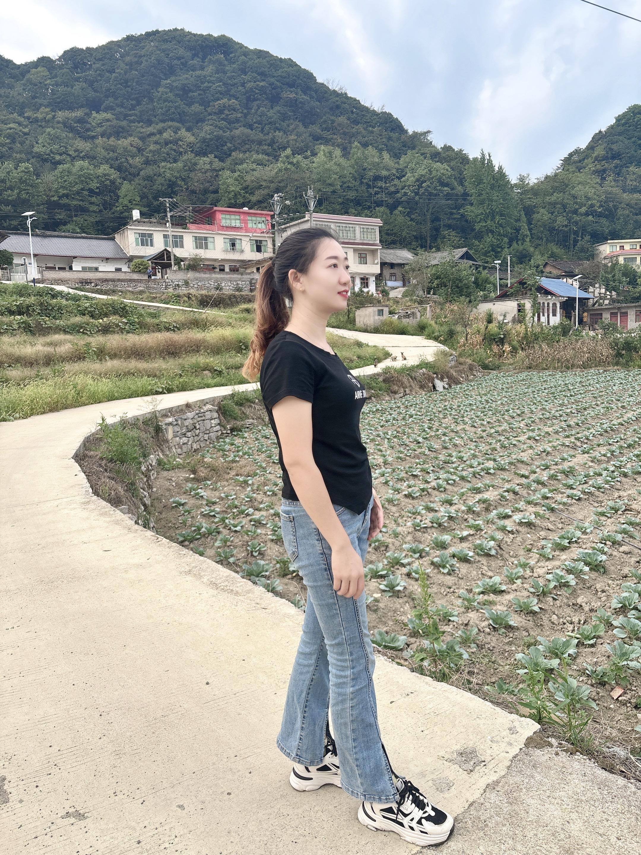 人一旦看透了,便不再解释,因为问心无愧;也不再计较,因为看清人心。许多关系,褪去最初的热情,剩下的不过是良心的较量,人品的验证和信任的维持。有些人相识一生却只是过客;有些人短暂相逢却成了一辈子的牵挂。沉默不是无话可说,而是懂得什么值得说,什么不必说。#情感