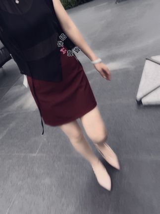 别撩我,钱我会自己赚,饭我会自己做,衣服自己会洗,三五千我自己有,谈钱你又舍不得,谈感情又怕付出,你拿什么和我玩,靠嘴还是画大饼!#穿搭#短裙控 #短裙搭配 #显高显瘦穿搭 #女装