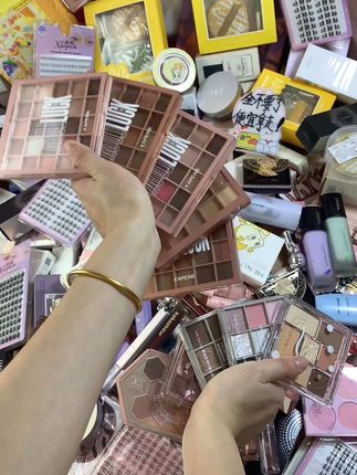 来呀来呀！赶快冲了！好多各种的化妆品都有，速来直接拿了！ 早上7.30开始，公主们快快 直接全拿走！#散粉 #假睫毛#平价彩妆 #唇釉#腮红