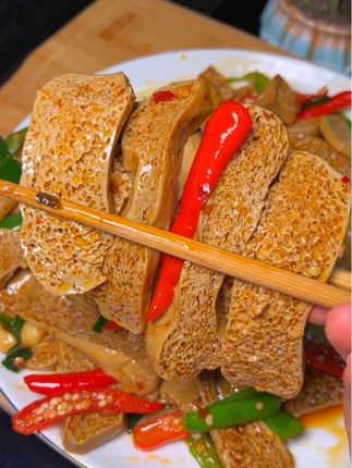 #贵州美食 用草木灰炒制的灰豆腐,松泡软嫩的,不管你拿来下火锅还是炒菜都特别好吃又下饭#灰豆腐 #下饭菜 #戒不掉的贵州味道 #好吃到停不下来