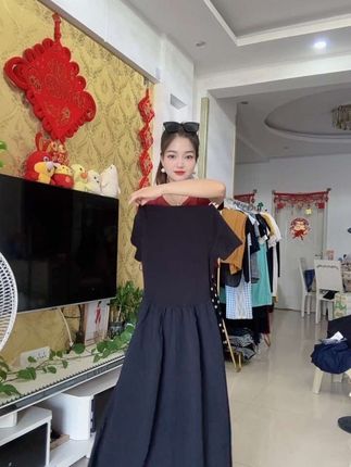 姐妹们,这款黑色的连衣裙包容性超级的好,你不管什么身材你们都放心去穿啊,是那种方领加小短袖就特别的修饰,我们的上半身裙摆也比较大,是那种a字版的,比较长,高个子的姐妹放心去穿,而且腰线做的也很高,不会压个子。上半身是那种纯棉的质感哈,薄薄的非常的舒服,弹力也很大,细节做工真的都特别好,你真的挑不出来他一点毛病,尤其这个裙摆哈,细看他还有一点肌理感在上面,就显得很高档。#小个子穿搭 #显瘦连衣裙 #新衣服可以治愈各种不开心 #连衣裙穿搭