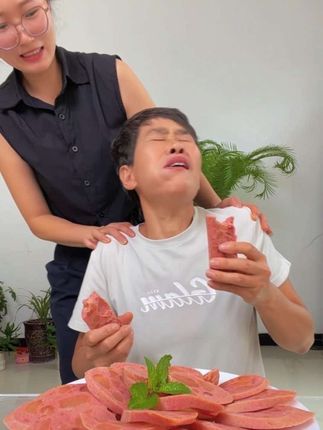 视频同款牛筋肠29块9发10根,凉拌,直接吃都行,喜欢吃的朋友们拍去吧!