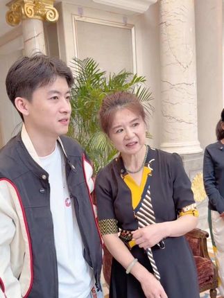 儿子不远千里来找爸爸 母亲带儿子千里寻爸爸,没想到解决意外了#正能量#夫妻#宝妈