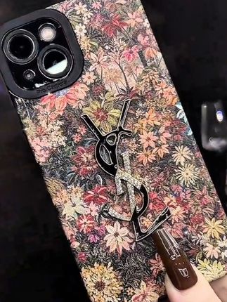 花海皮质手机壳+爱心手链这套搭配,写着我的名字:高级。谁能拒绝这组又酷又温柔的搭配啊?#秋冬搭配#ins风#手机壳