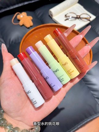 救命!谁懂啊!TWG润唇膏这价格卷疯了~冬天怕撕嘴皮的快冲,涂完嘴巴软乎乎、水当当的,舒服到不想停!#润唇膏 #唇膏 #薅羊毛专业户 #撕嘴皮 #水嘟嘟嘴巴