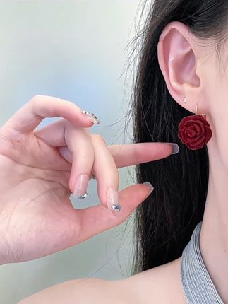 秋冬搭配大衣毛衣风衣都好看的丝绒玫瑰花耳环~温柔又迷人 酒红色显白又高级#爱了爱了 #时尚饰品 #早秋穿搭 #美出高级感