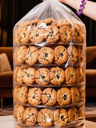 无蔗糖五黑桃酥,一口就酥到心尖儿! 精选黑芝麻、黑豆、紫米、黑麦、黑桑椹五种黑色营养谷物,用传统制酥工艺慢慢烤成。咬一口满是酥脆,嚼着还有谷物的清香,0蔗糖添加,好吃没负担,控糖的朋友也能放心吃! 下班垫肚子、放学解嘴馋,随手拿几个,解馋又顶饱,真心推荐! #桃酥#五黑桃酥#无蔗糖桃酥#推荐给大家 #上热门上热门