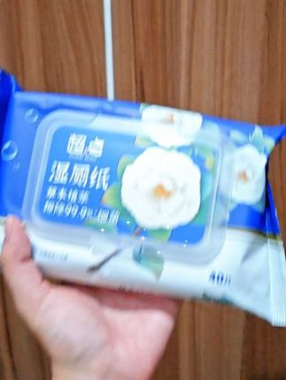 家人们,如果要囤湿厕纸就选这种大包的!超点家新出的山茶花湿厕纸,沉甸甸的一大包,纸张柔软亲肤,怎么拉扯都不破!湿度也是刚刚好,擦完清清爽爽,还不会湿哒哒。用完可以直接扔进马桶冲走,爱干净的姐妹一定要试试!#湿厕纸#柔软亲肤 #好物推荐