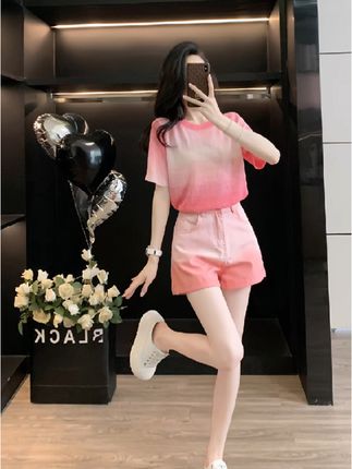 多巴胺夏季套装,短袖针织衫渐变牛仔短裤两件套,姐妹们赶快来拿捏整个夏季吧!#多巴胺女孩穿搭 #夏季短袖针织衫 #牛仔短裤女 #小个子穿搭 #粉色系